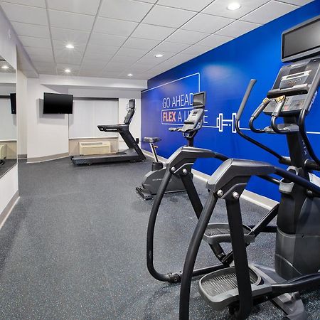 Holiday Inn Express & Suites Milwaukee Nw - Park Place By Ihg Экстерьер фото