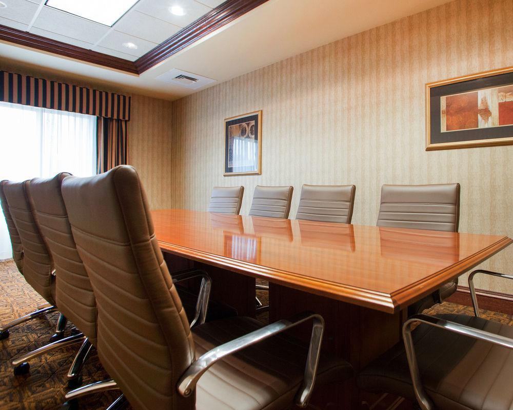 Holiday Inn Express & Suites Milwaukee Nw - Park Place By Ihg Экстерьер фото