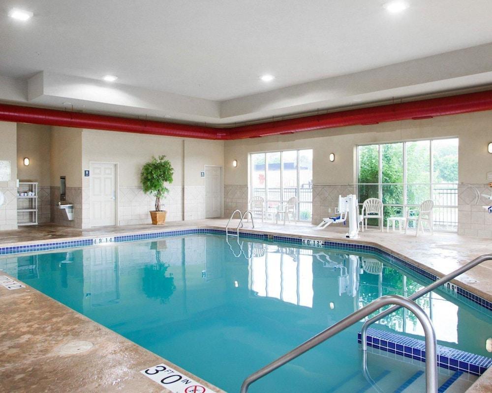 Holiday Inn Express & Suites Milwaukee Nw - Park Place By Ihg Экстерьер фото