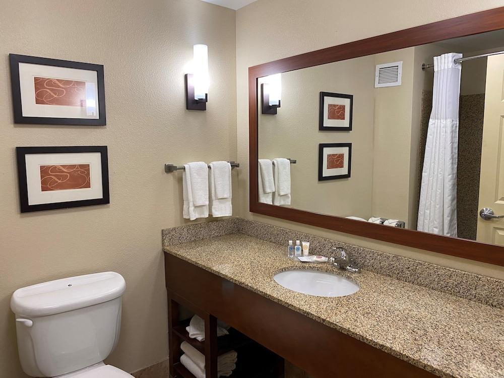 Holiday Inn Express & Suites Milwaukee Nw - Park Place By Ihg Экстерьер фото