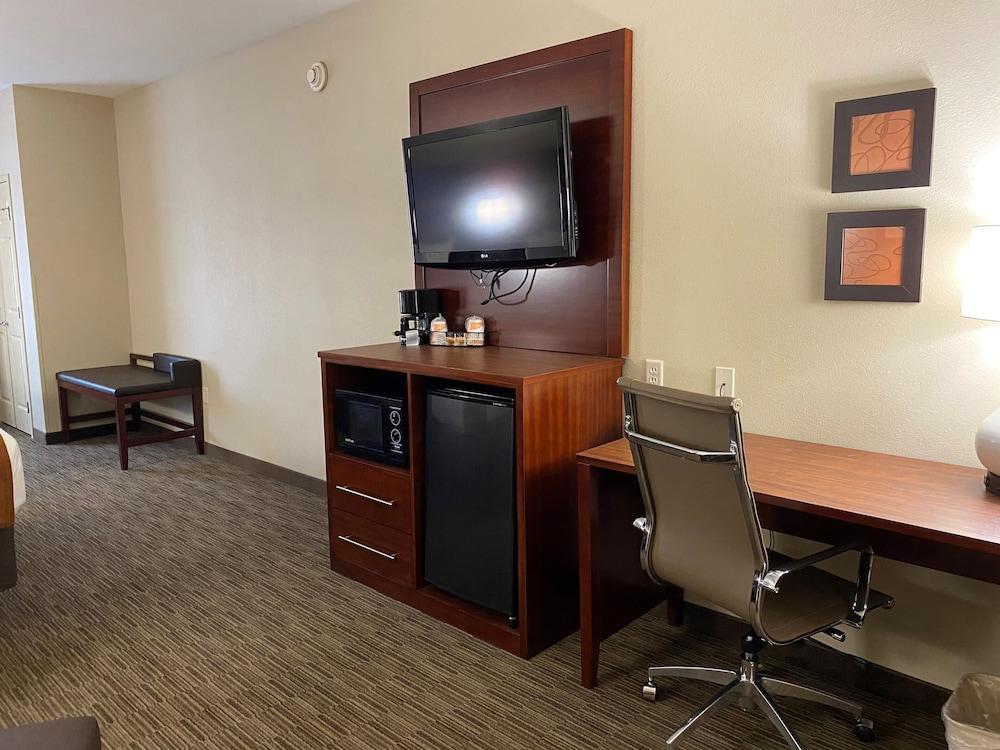Holiday Inn Express & Suites Milwaukee Nw - Park Place By Ihg Экстерьер фото