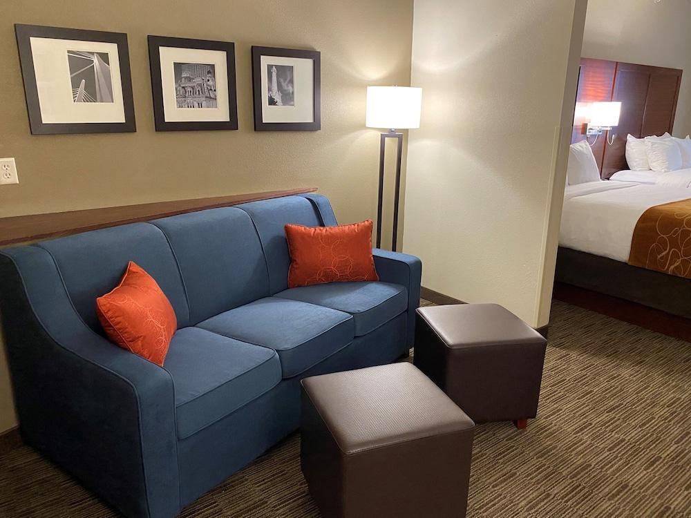 Holiday Inn Express & Suites Milwaukee Nw - Park Place By Ihg Экстерьер фото