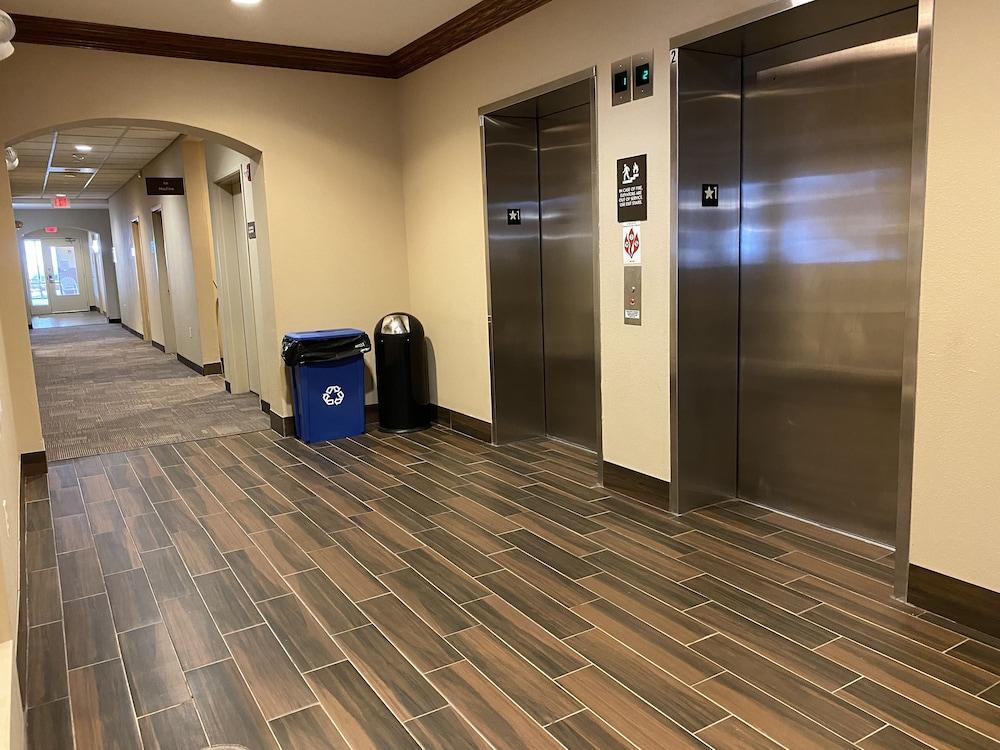 Holiday Inn Express & Suites Milwaukee Nw - Park Place By Ihg Экстерьер фото