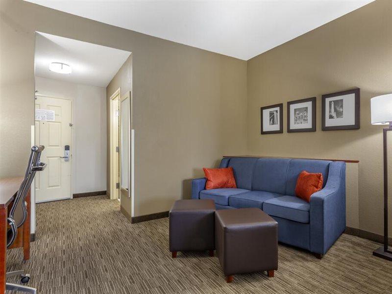 Holiday Inn Express & Suites Milwaukee Nw - Park Place By Ihg Экстерьер фото