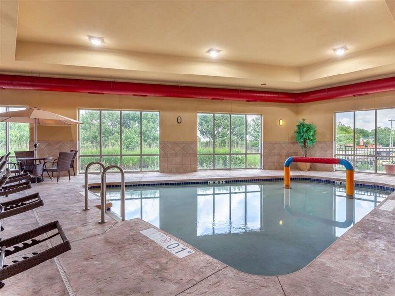 Holiday Inn Express & Suites Milwaukee Nw - Park Place By Ihg Экстерьер фото
