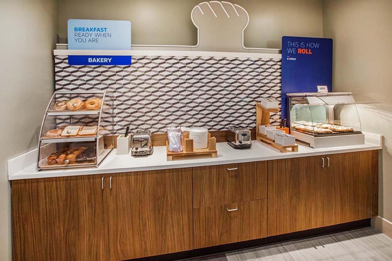 Holiday Inn Express & Suites Milwaukee Nw - Park Place By Ihg Экстерьер фото