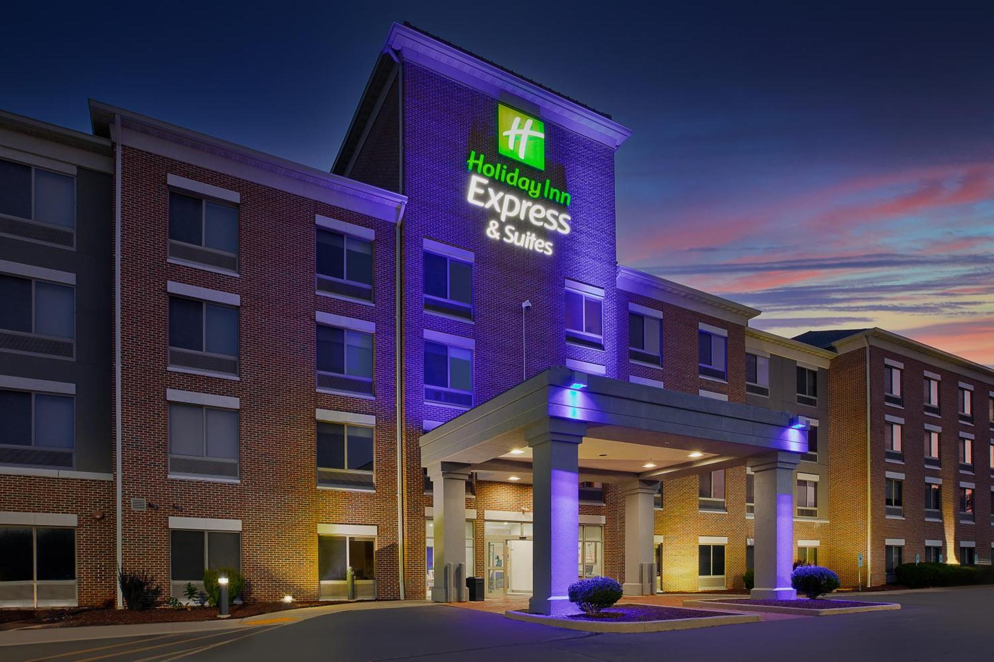 Holiday Inn Express & Suites Milwaukee Nw - Park Place By Ihg Экстерьер фото