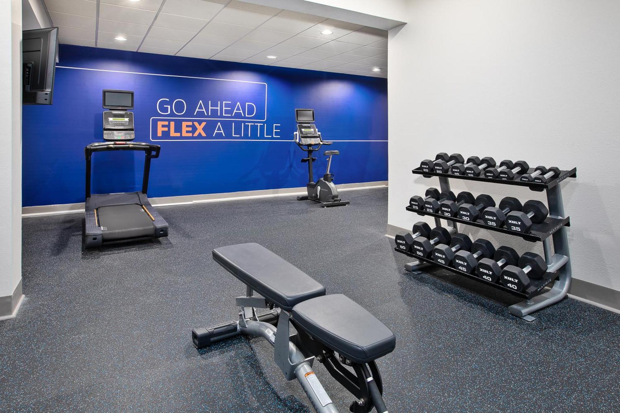 Holiday Inn Express & Suites Milwaukee Nw - Park Place By Ihg Экстерьер фото