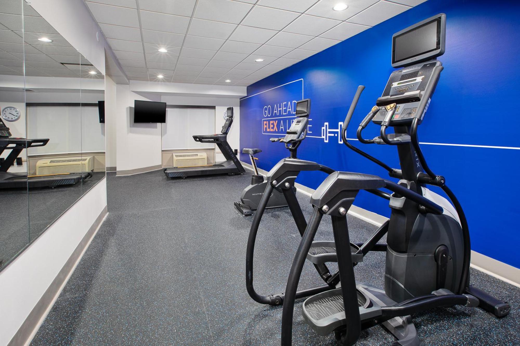 Holiday Inn Express & Suites Milwaukee Nw - Park Place By Ihg Экстерьер фото