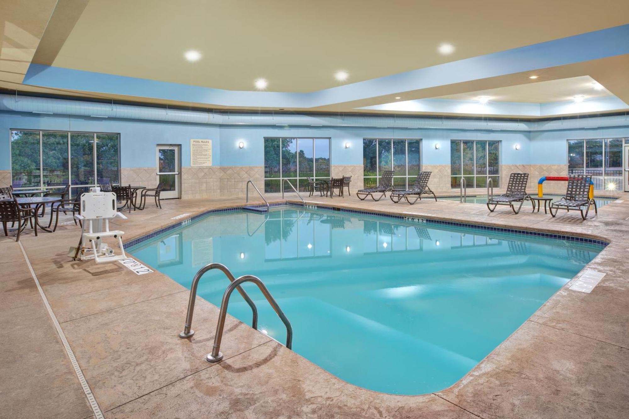 Holiday Inn Express & Suites Milwaukee Nw - Park Place By Ihg Экстерьер фото