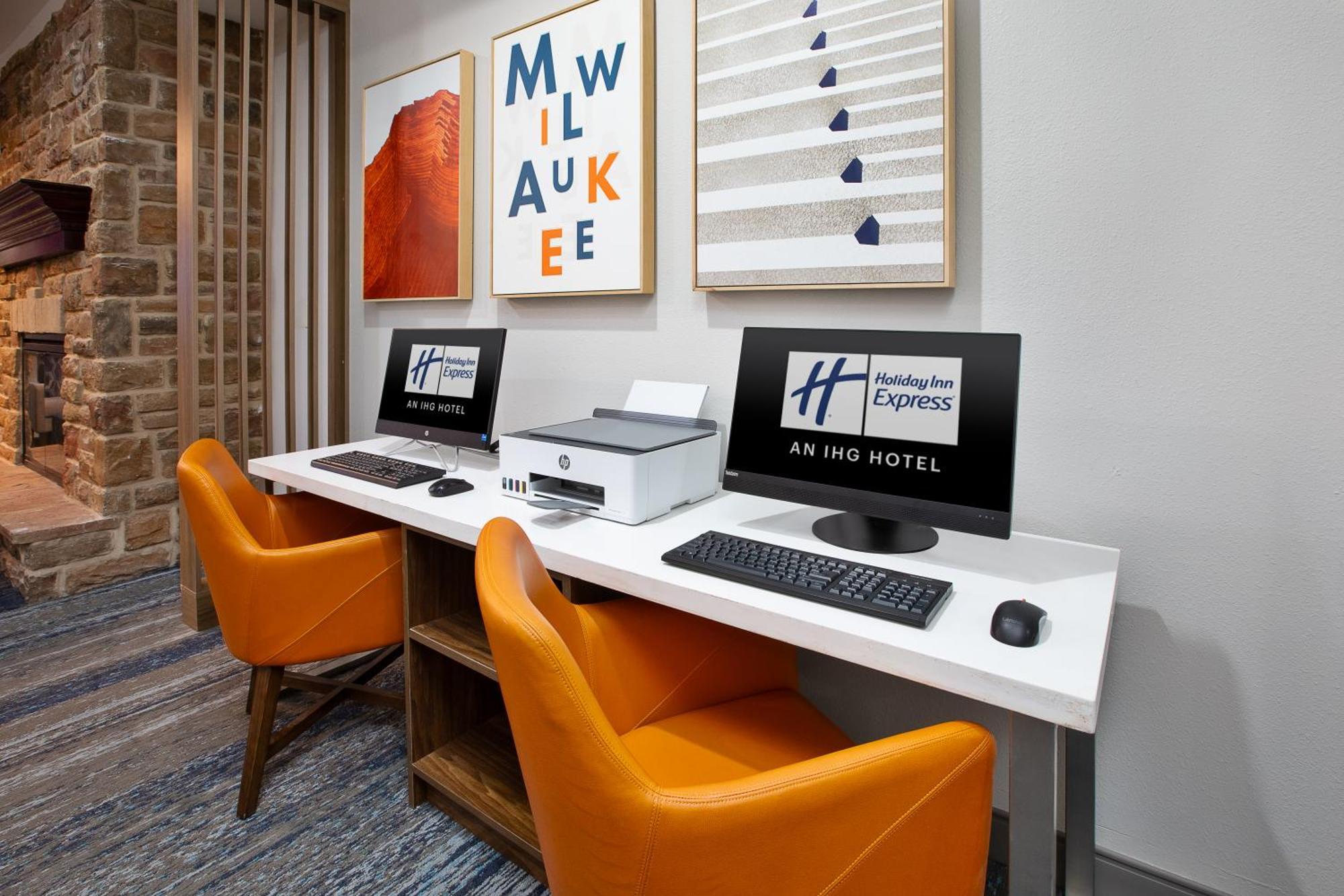 Holiday Inn Express & Suites Milwaukee Nw - Park Place By Ihg Экстерьер фото