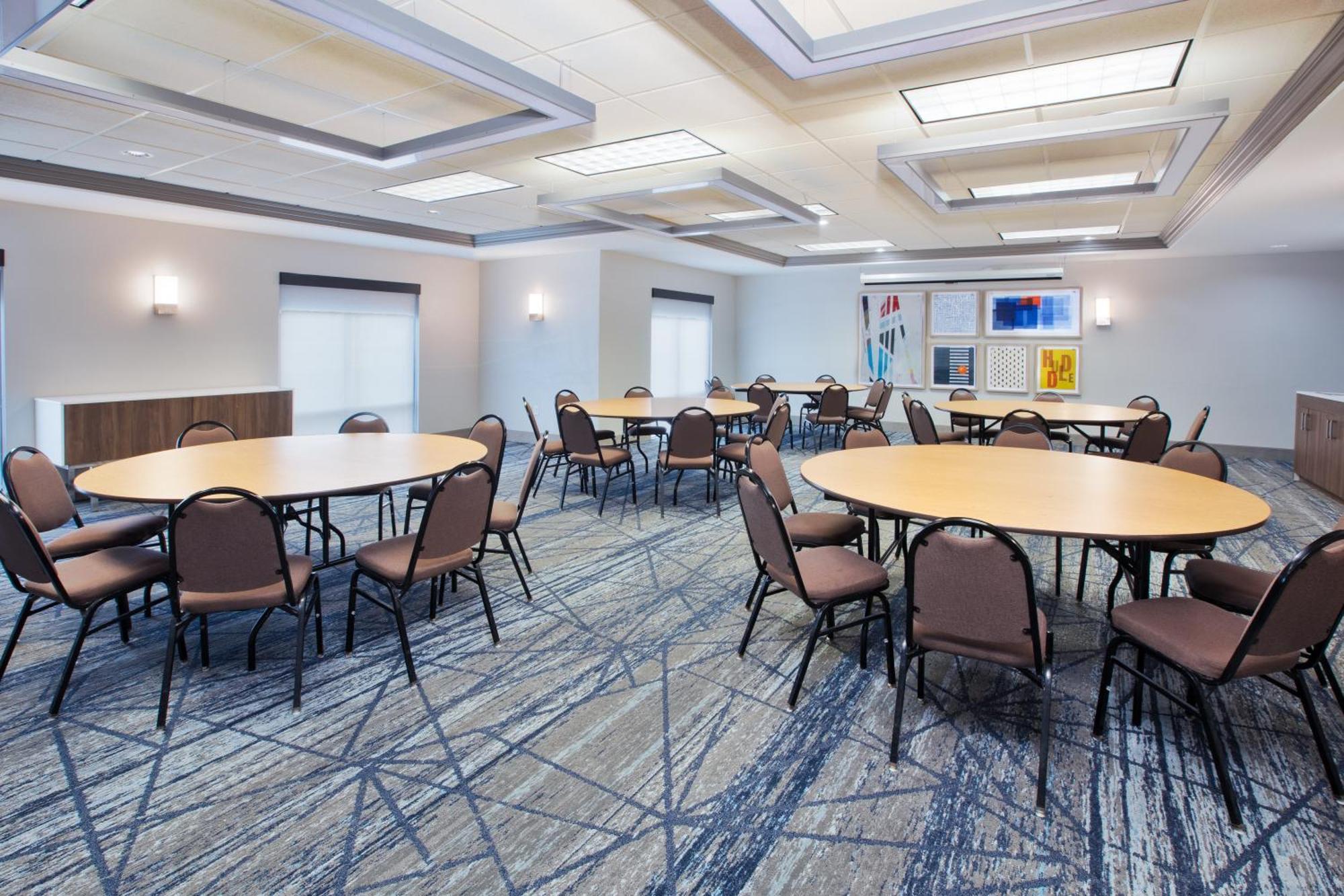 Holiday Inn Express & Suites Milwaukee Nw - Park Place By Ihg Экстерьер фото