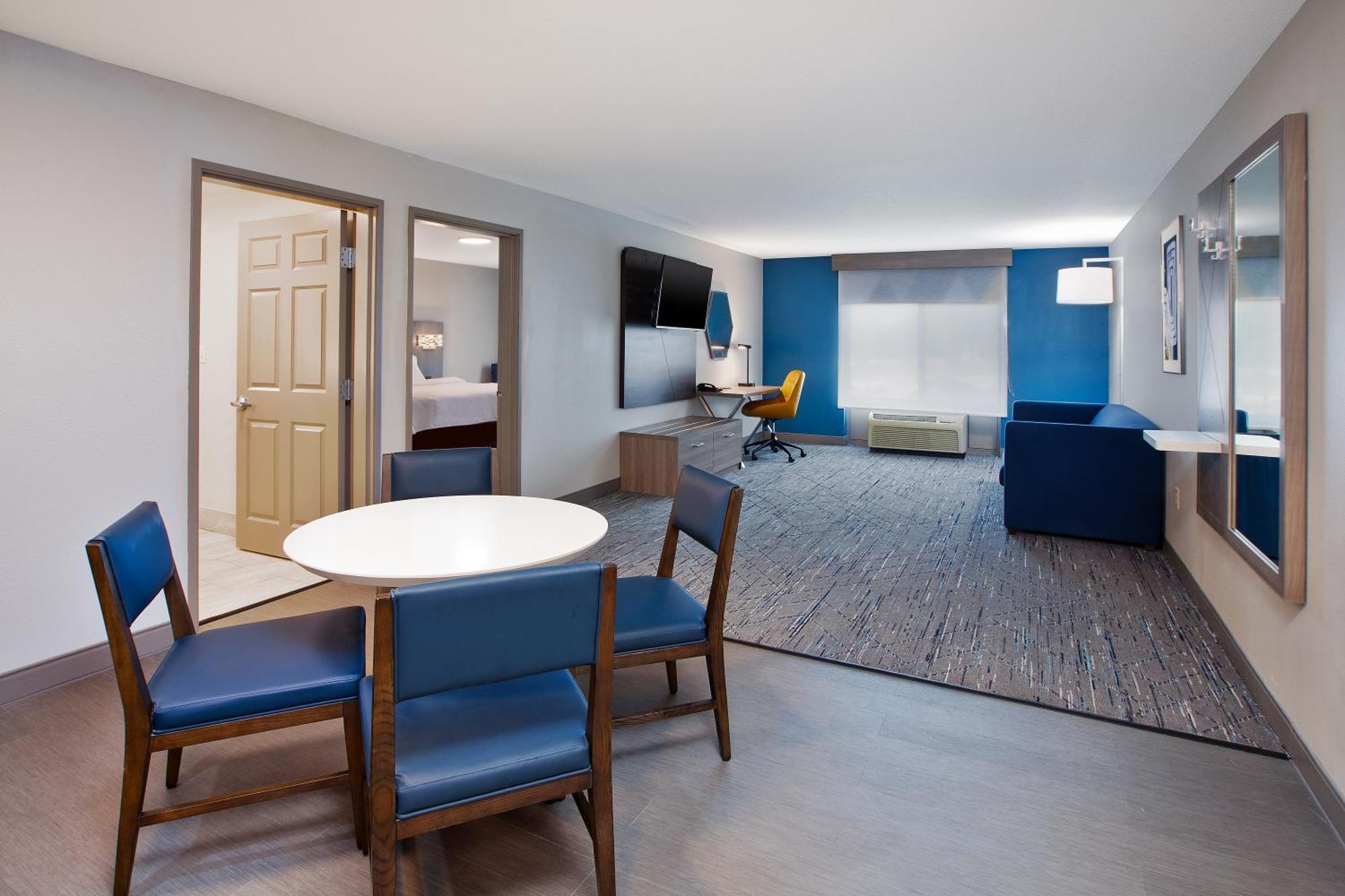 Holiday Inn Express & Suites Milwaukee Nw - Park Place By Ihg Экстерьер фото