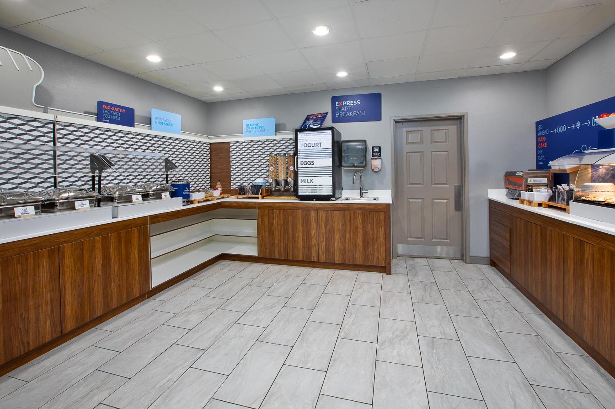 Holiday Inn Express & Suites Milwaukee Nw - Park Place By Ihg Экстерьер фото