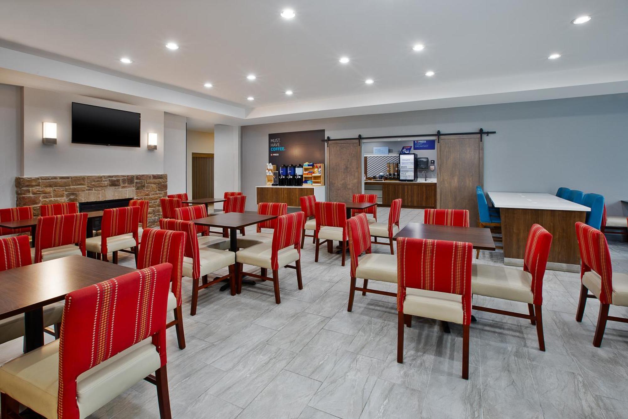 Holiday Inn Express & Suites Milwaukee Nw - Park Place By Ihg Экстерьер фото