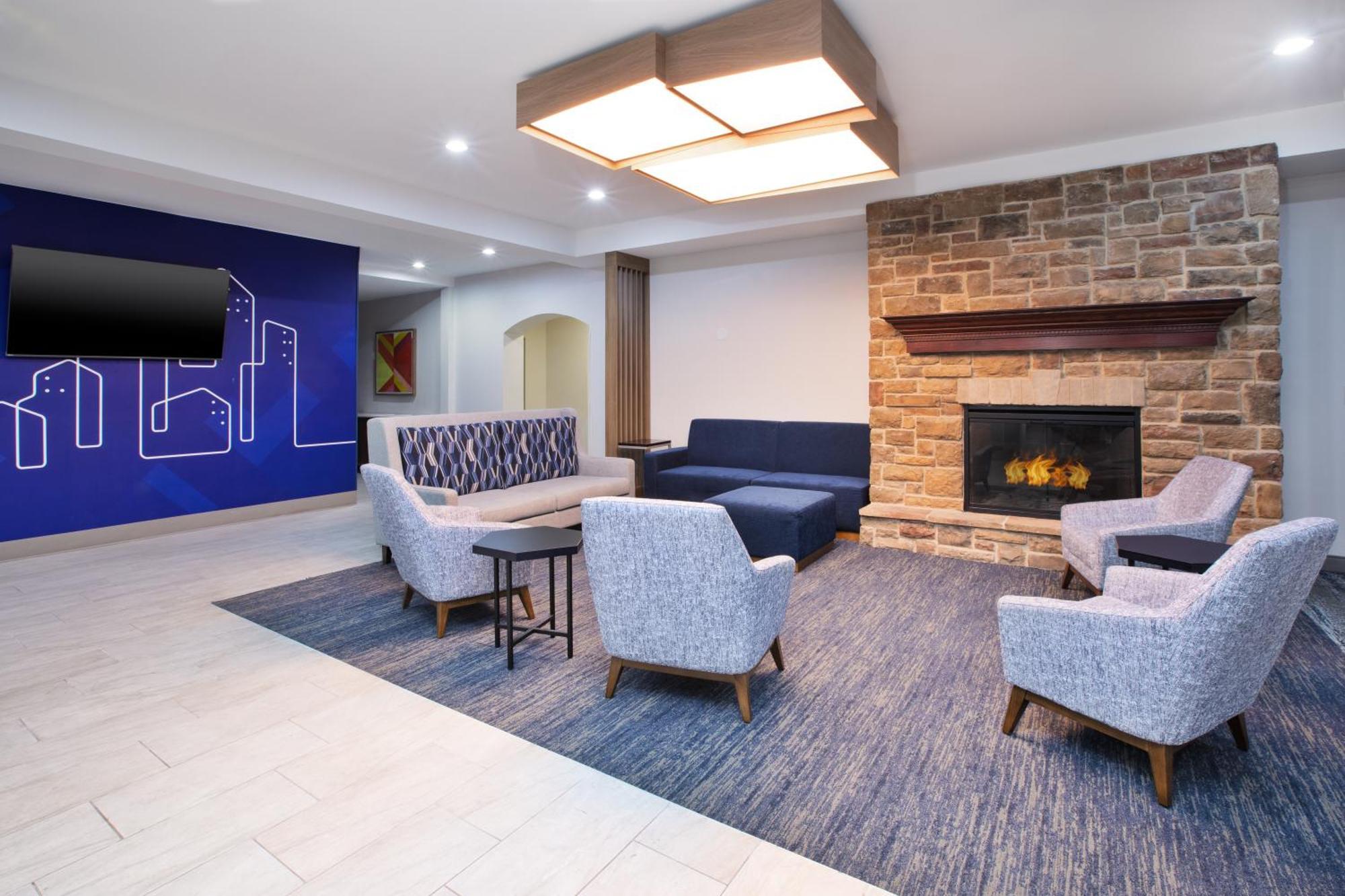 Holiday Inn Express & Suites Milwaukee Nw - Park Place By Ihg Экстерьер фото