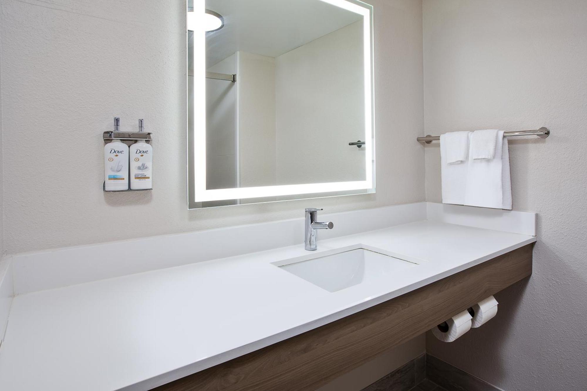 Holiday Inn Express & Suites Milwaukee Nw - Park Place By Ihg Экстерьер фото