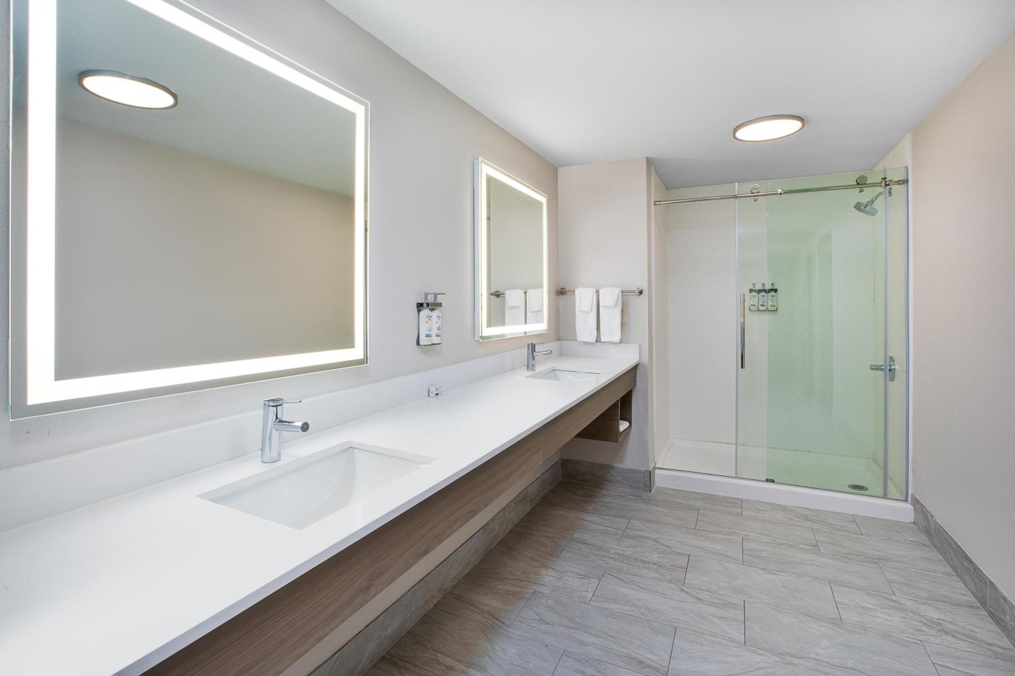 Holiday Inn Express & Suites Milwaukee Nw - Park Place By Ihg Экстерьер фото