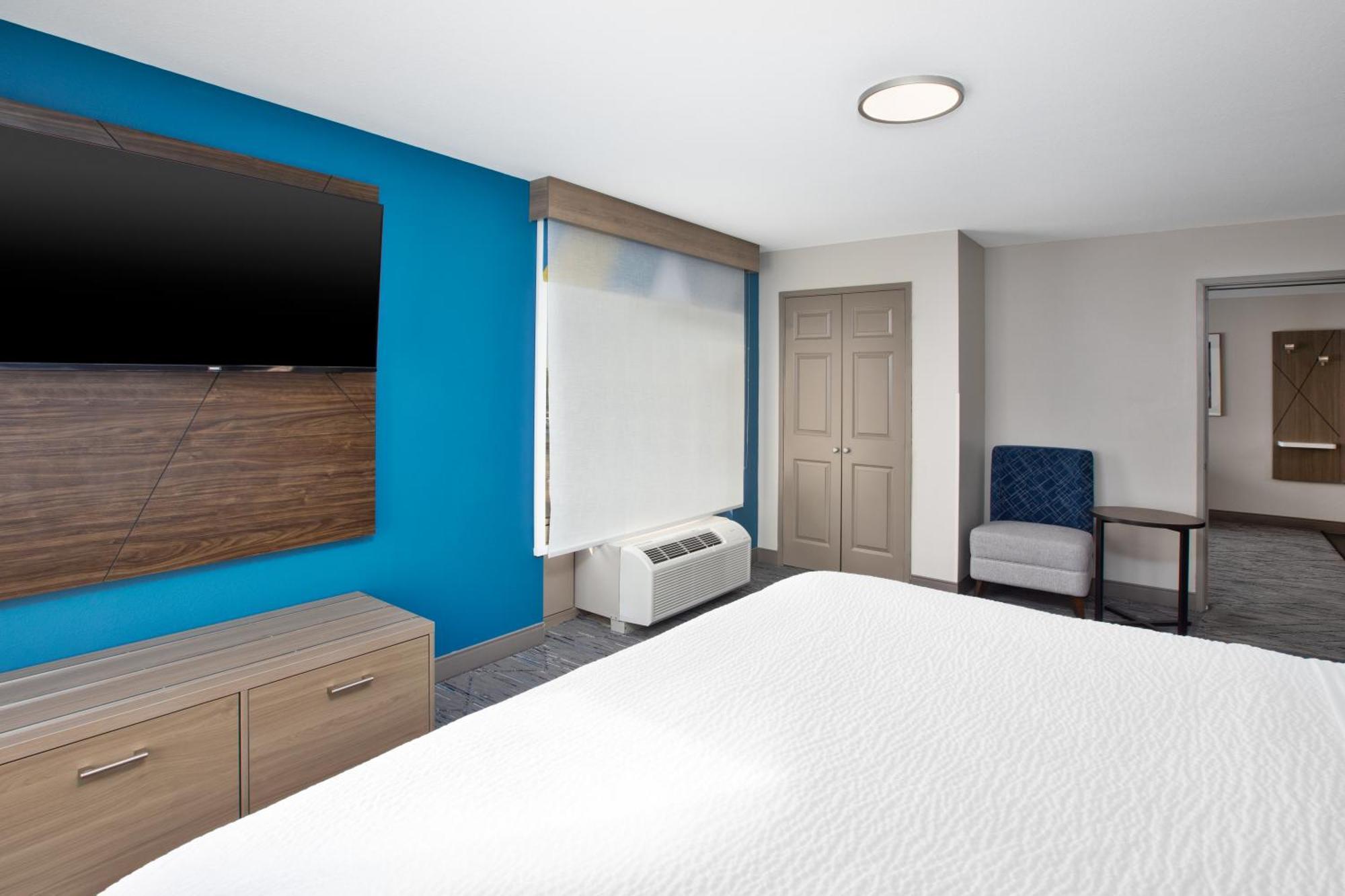 Holiday Inn Express & Suites Milwaukee Nw - Park Place By Ihg Экстерьер фото