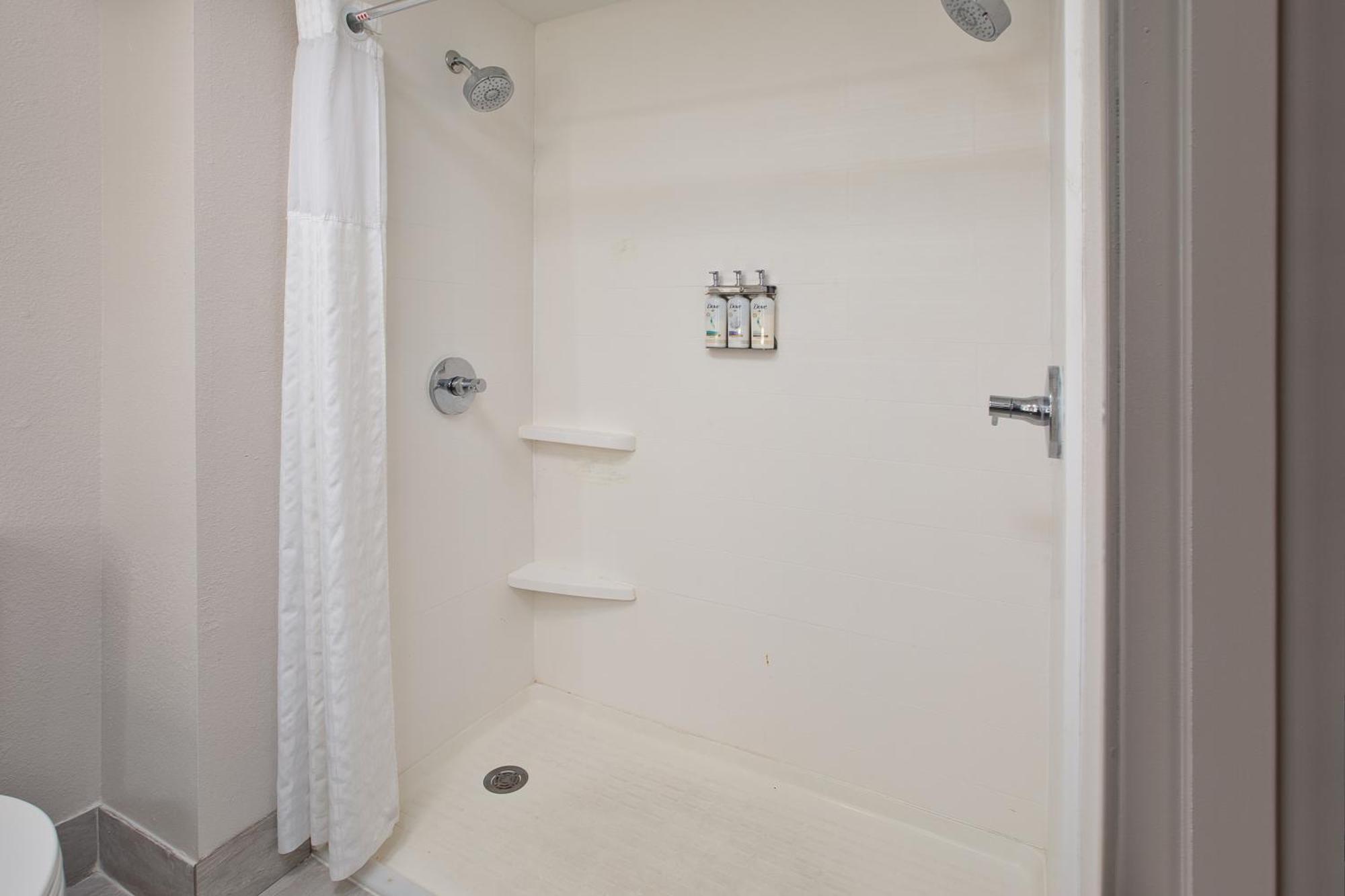 Holiday Inn Express & Suites Milwaukee Nw - Park Place By Ihg Экстерьер фото