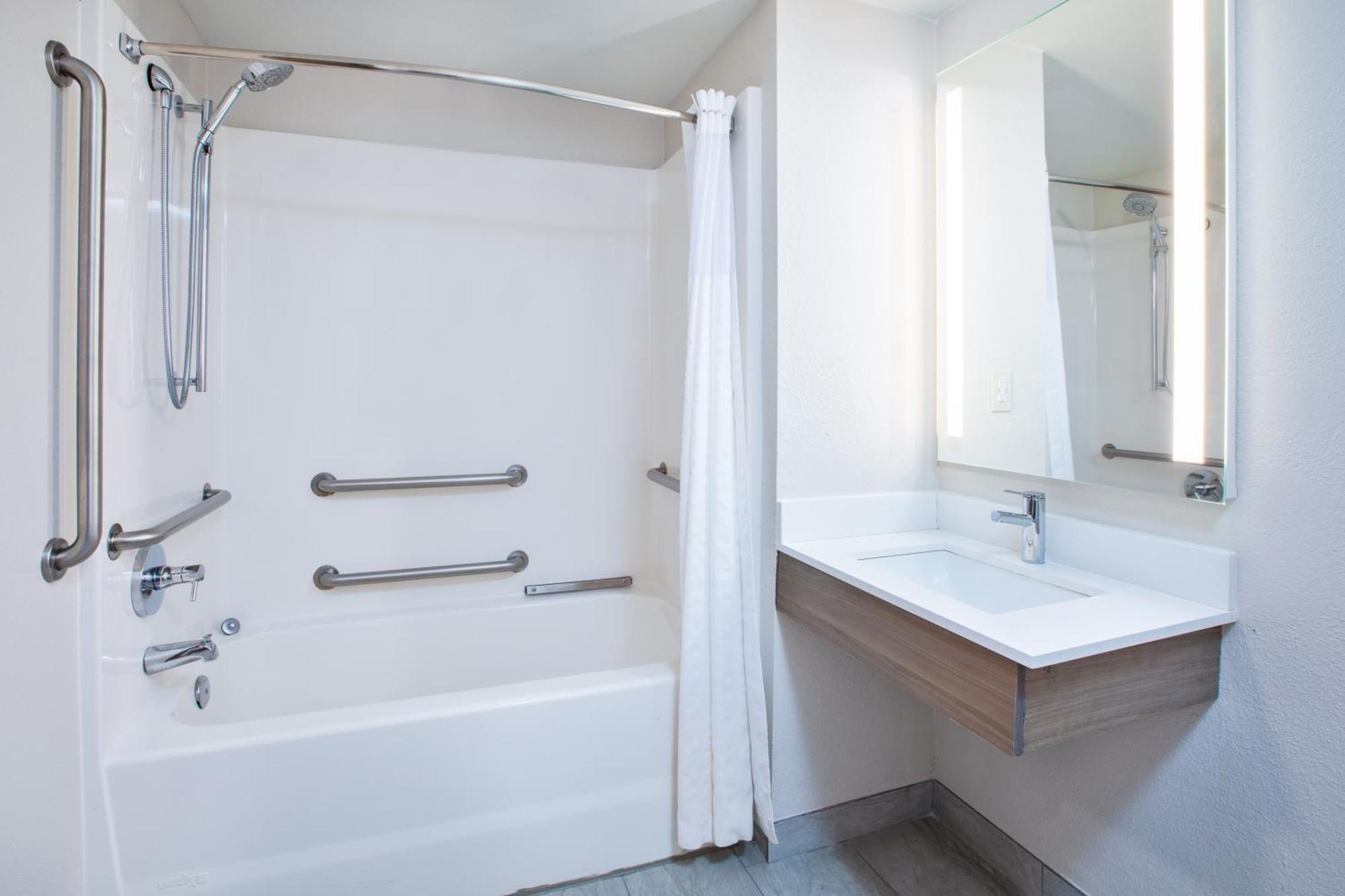 Holiday Inn Express & Suites Milwaukee Nw - Park Place By Ihg Экстерьер фото