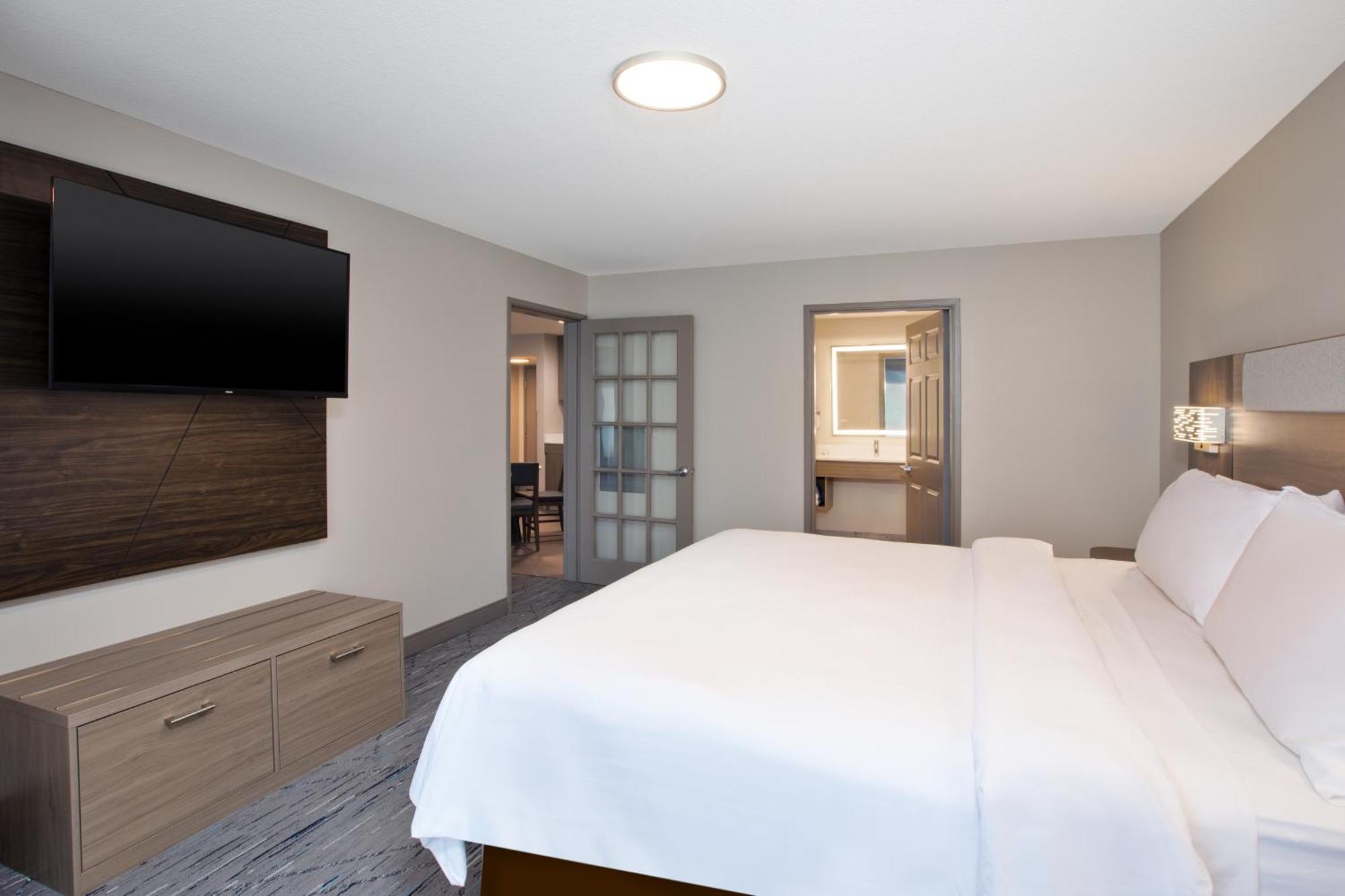 Holiday Inn Express & Suites Milwaukee Nw - Park Place By Ihg Экстерьер фото