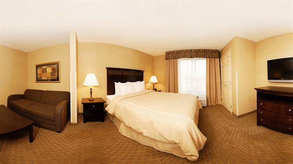 Holiday Inn Express & Suites Milwaukee Nw - Park Place By Ihg Экстерьер фото