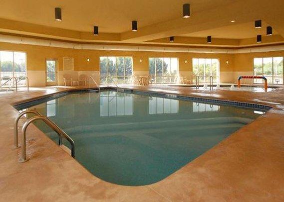 Holiday Inn Express & Suites Milwaukee Nw - Park Place By Ihg Экстерьер фото