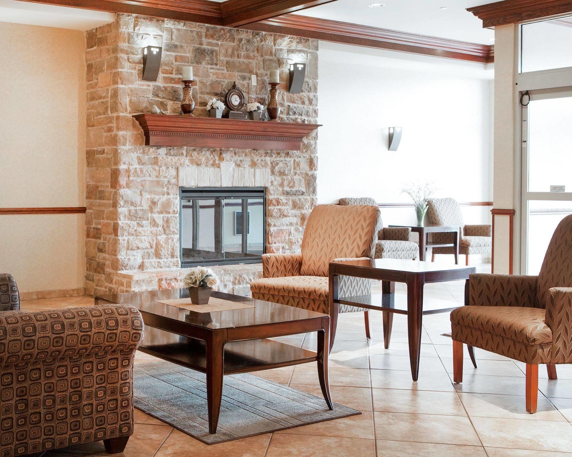 Holiday Inn Express & Suites Milwaukee Nw - Park Place By Ihg Экстерьер фото