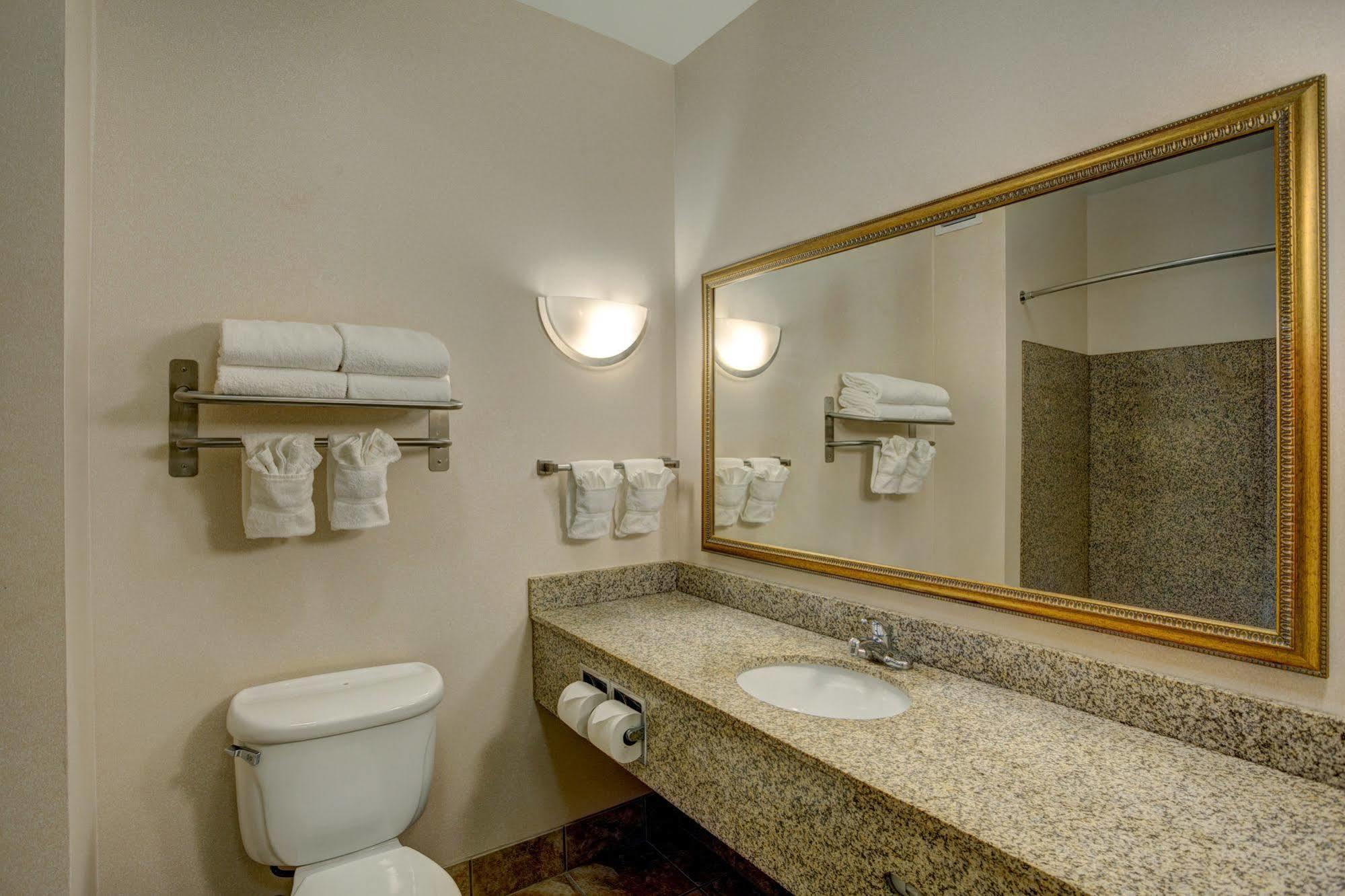 Holiday Inn Express & Suites Milwaukee Nw - Park Place By Ihg Экстерьер фото