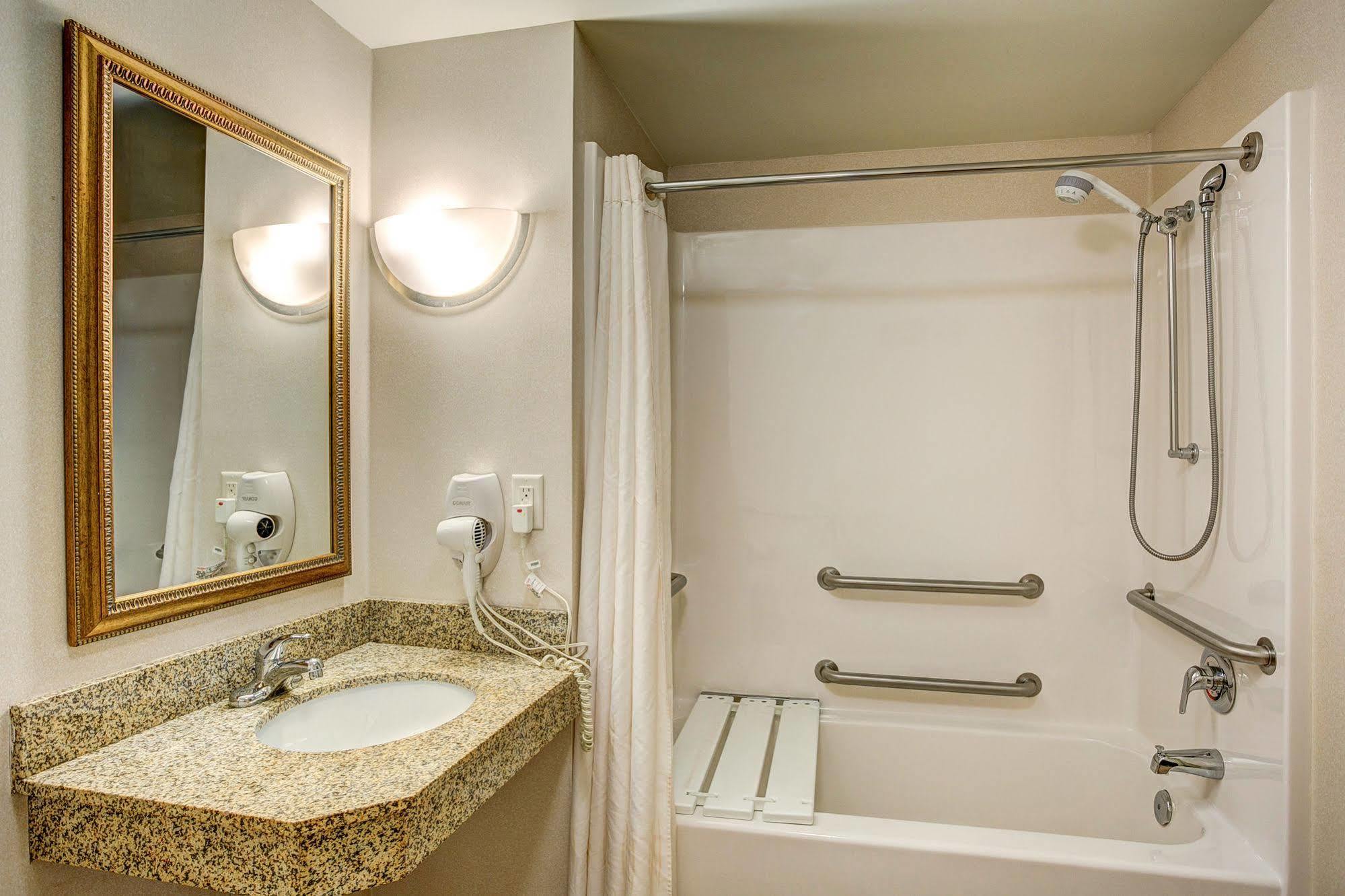 Holiday Inn Express & Suites Milwaukee Nw - Park Place By Ihg Экстерьер фото