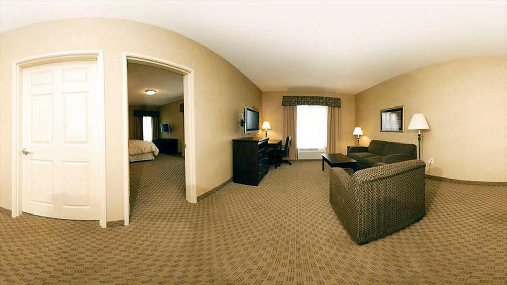 Holiday Inn Express & Suites Milwaukee Nw - Park Place By Ihg Экстерьер фото