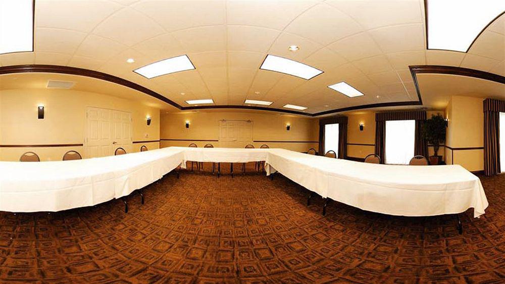 Holiday Inn Express & Suites Milwaukee Nw - Park Place By Ihg Экстерьер фото