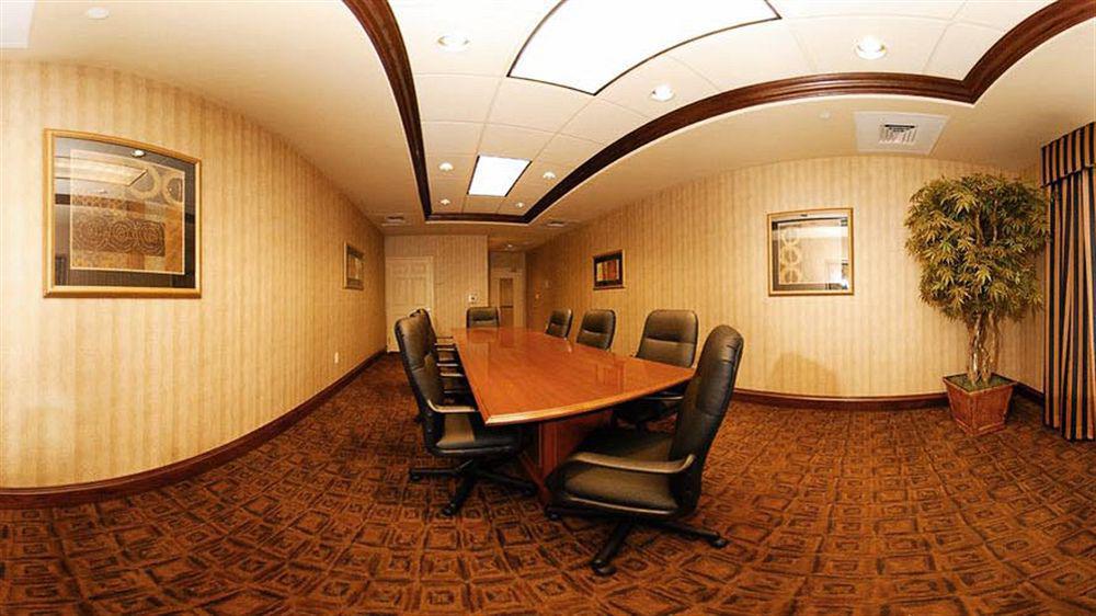 Holiday Inn Express & Suites Milwaukee Nw - Park Place By Ihg Экстерьер фото